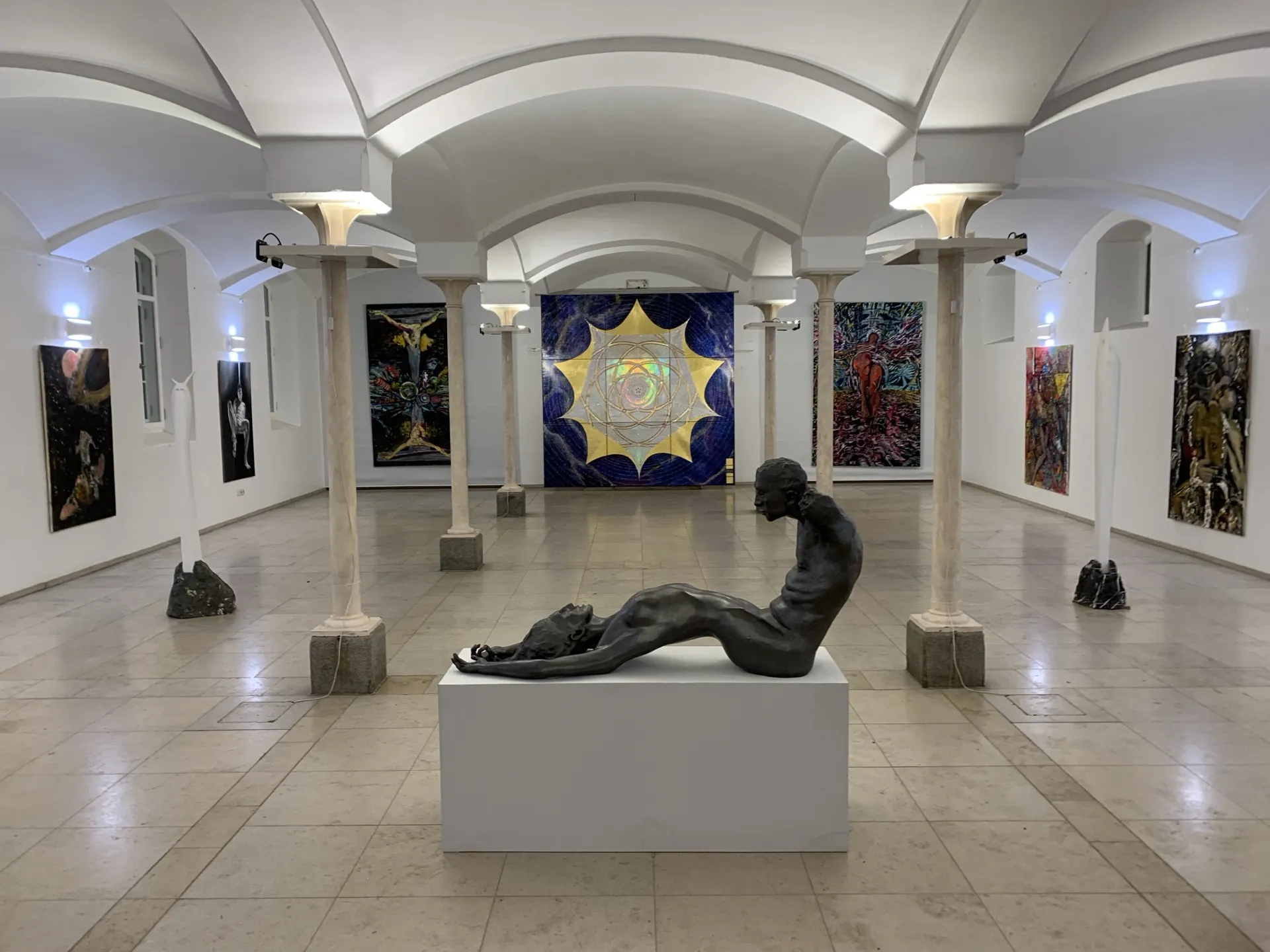 Gewölbesaal mit Gästen – Kultur Eventlocation Marstall am Starnberger See